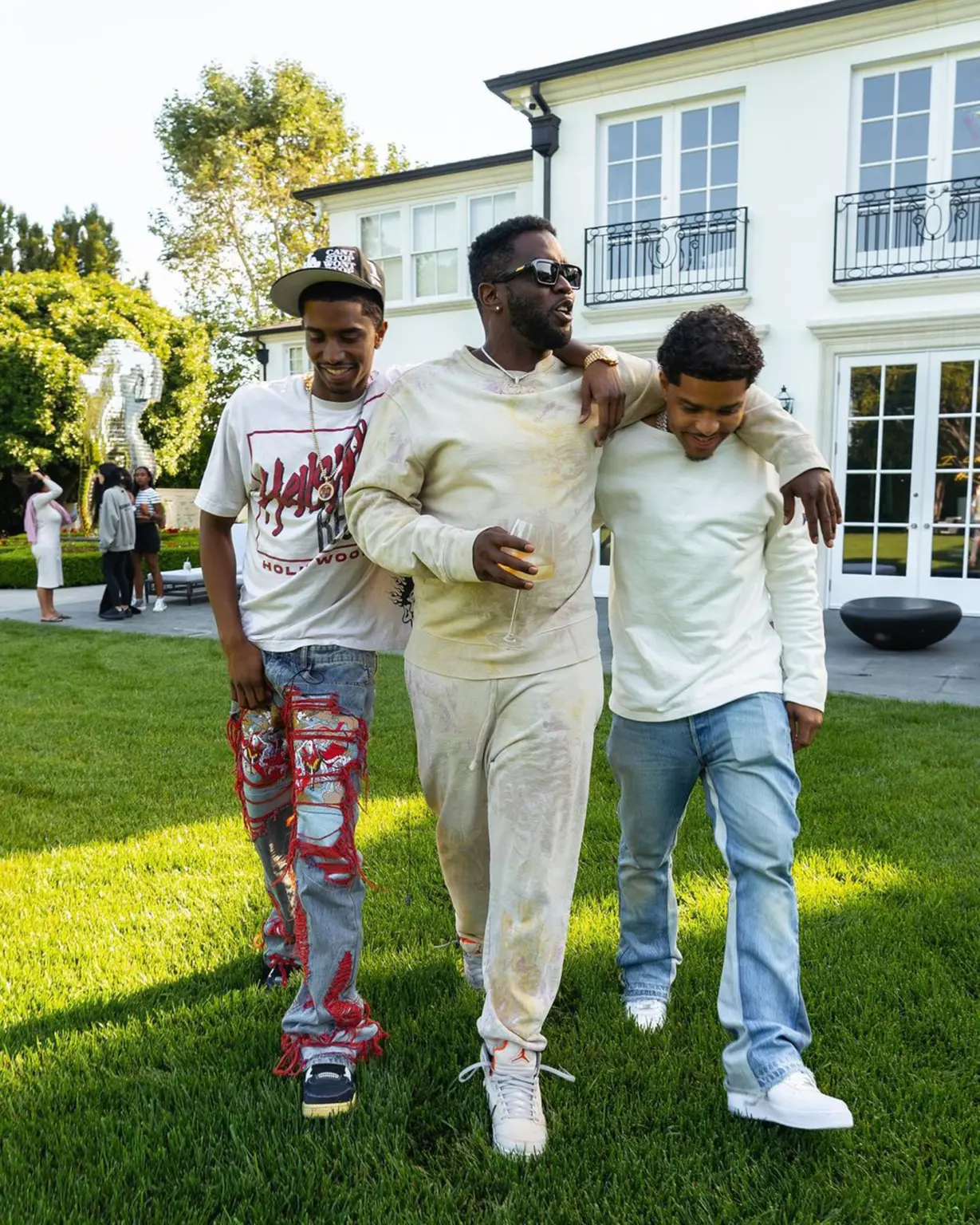 Diddy en el jardín de su mansión californiana junto a dos de sus hijos, King y Justin Dior Combs