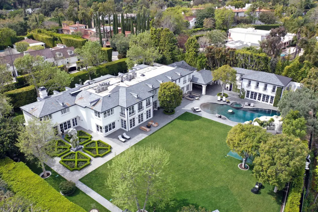 La mansión de Beverly Hills, que actualmente está a la venta por 70 millones de dólares, cuenta con 8 dormitorios y 11 baños