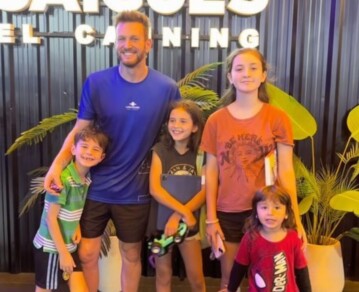 La crianza sustentable de Axel con sus cuatro hijos: de las tardes de cocina y alfarería a la confección de sus propios juguetes