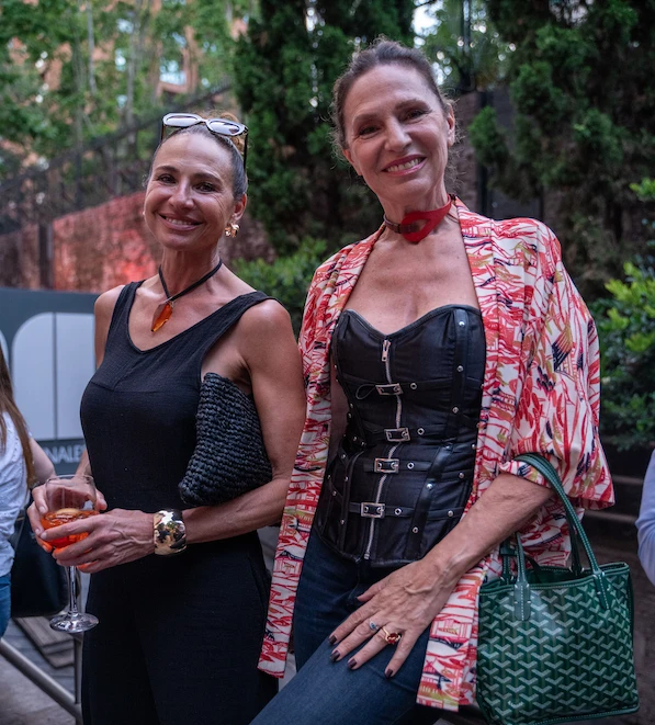 Natalia Lobo y Ginette Reynal en la inauguración de la muestra de arte HabitaDA