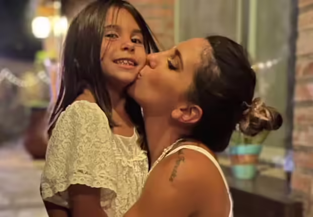 Cinthia Fernández y su hija menor