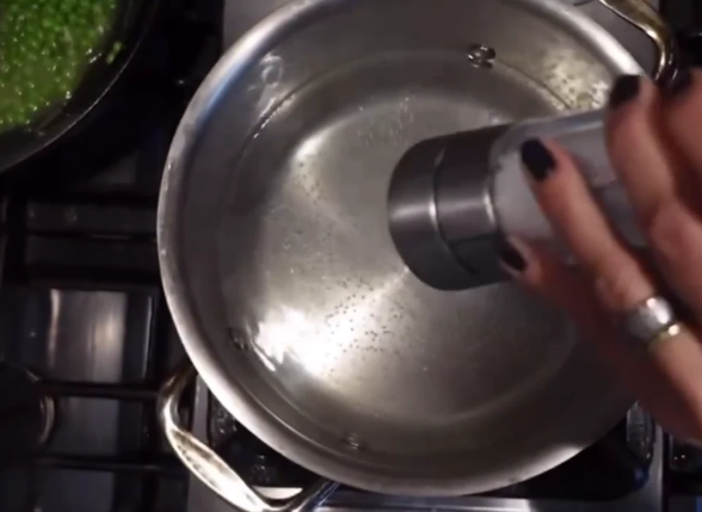 Esteban Bullrich cocina con su mujer