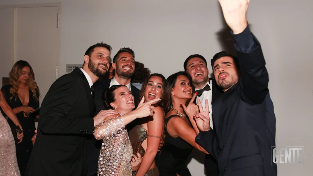 Santi Talledo y su selfie junto a Diego Leuco, Nico Occhiato, Gime Accardi, Flor Jazmín Peña y Momi Giardina