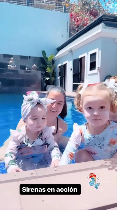 El día de pileta de Anita y Sarah.