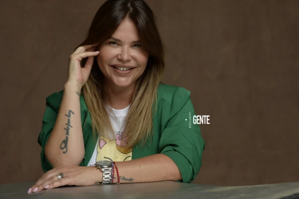NAZARENA VELEZ 6