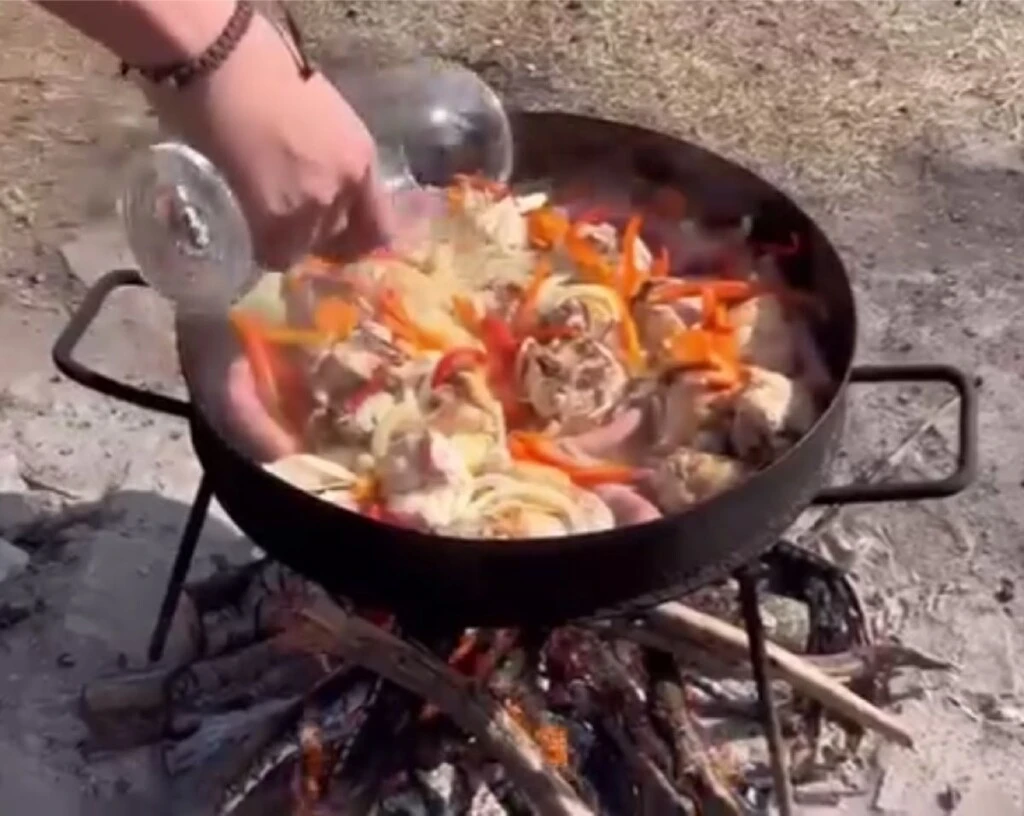 Esteban Bullrich cocina Pollo al disco