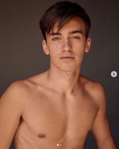 Toto, el hijo de Flor Peña se probó en una campaña de fotos al desnudo.