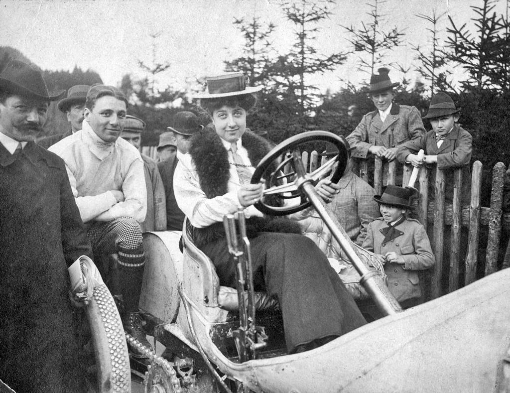 Mercedes Jellinek a bordo de un Mercedes en 1906