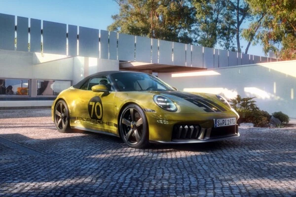 El Porsche 911 Spirit 70 viste un exclusivo color Olive Neo, creado especialmente para esta edición limitada de inspiración setentosa.