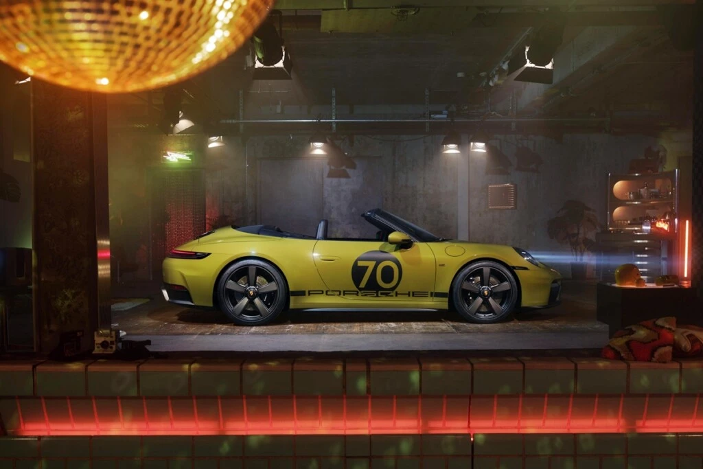 El Porsche 911 Spirit 70 viste un exclusivo color Olive Neo, creado especialmente para esta edición limitada de inspiración setentosa.