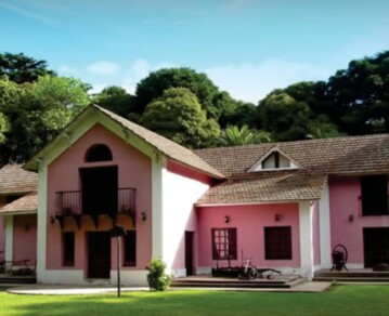 Está a 90 minutos de CABA, tiene termas y un bosque encantado