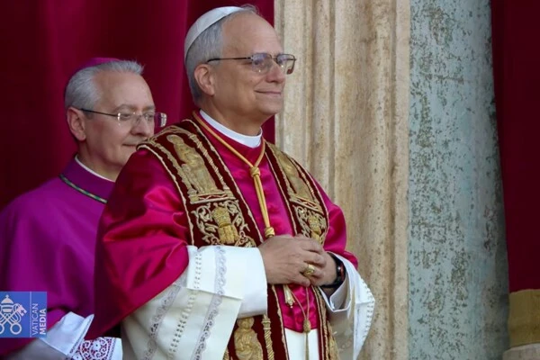 “Y si me permiten, también un saludo a todos aquellos, en modo particular, a mi querida Diócesis de Chiclayo, en el Perú, donde un pueblo fiel ha acompañado a su obispo, ha compartido su fe y ha dado tanto para seguir siendo Iglesia fiel de Jesucristo", afirmó desde el balcón de la Basílica de San Pedro.