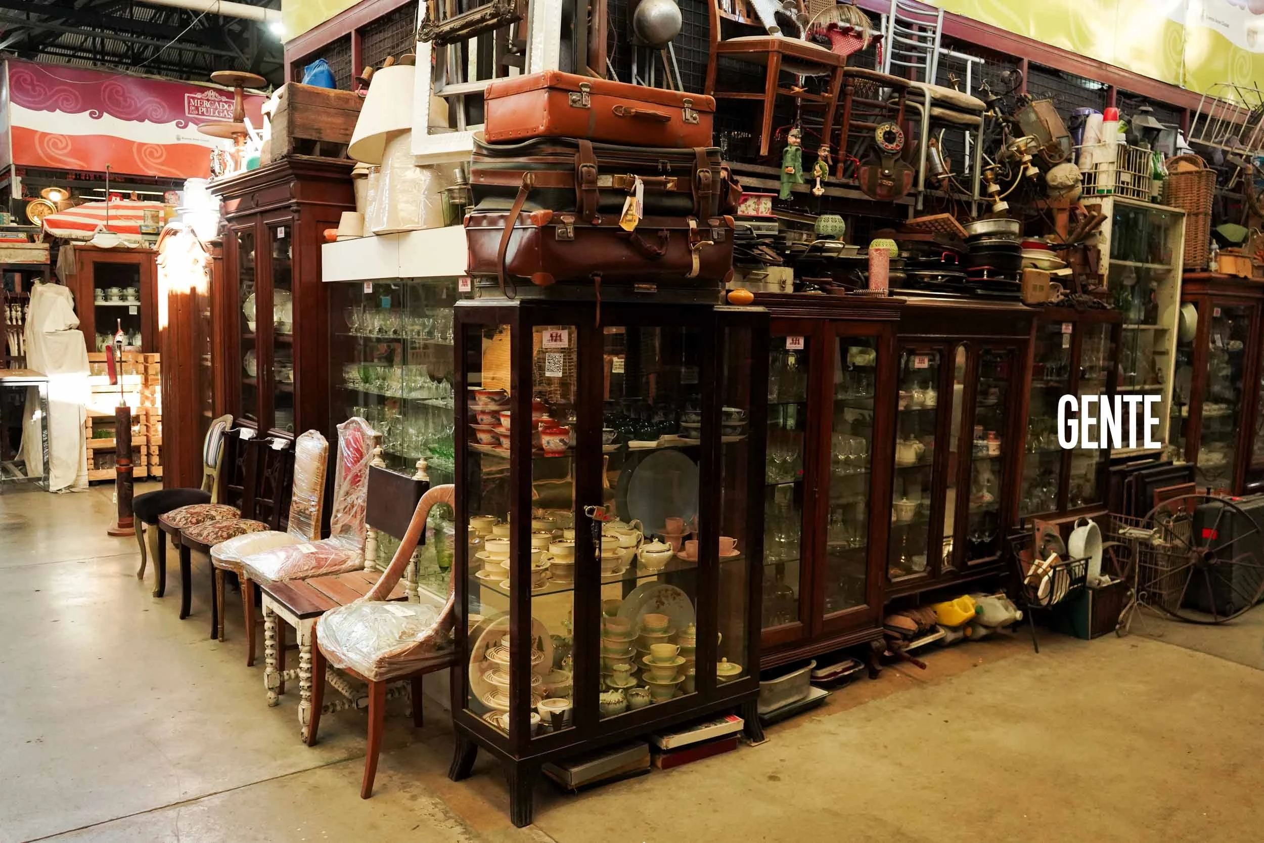 Objetos decorativos, muebles y vajilla de distintas décadas y estilos.