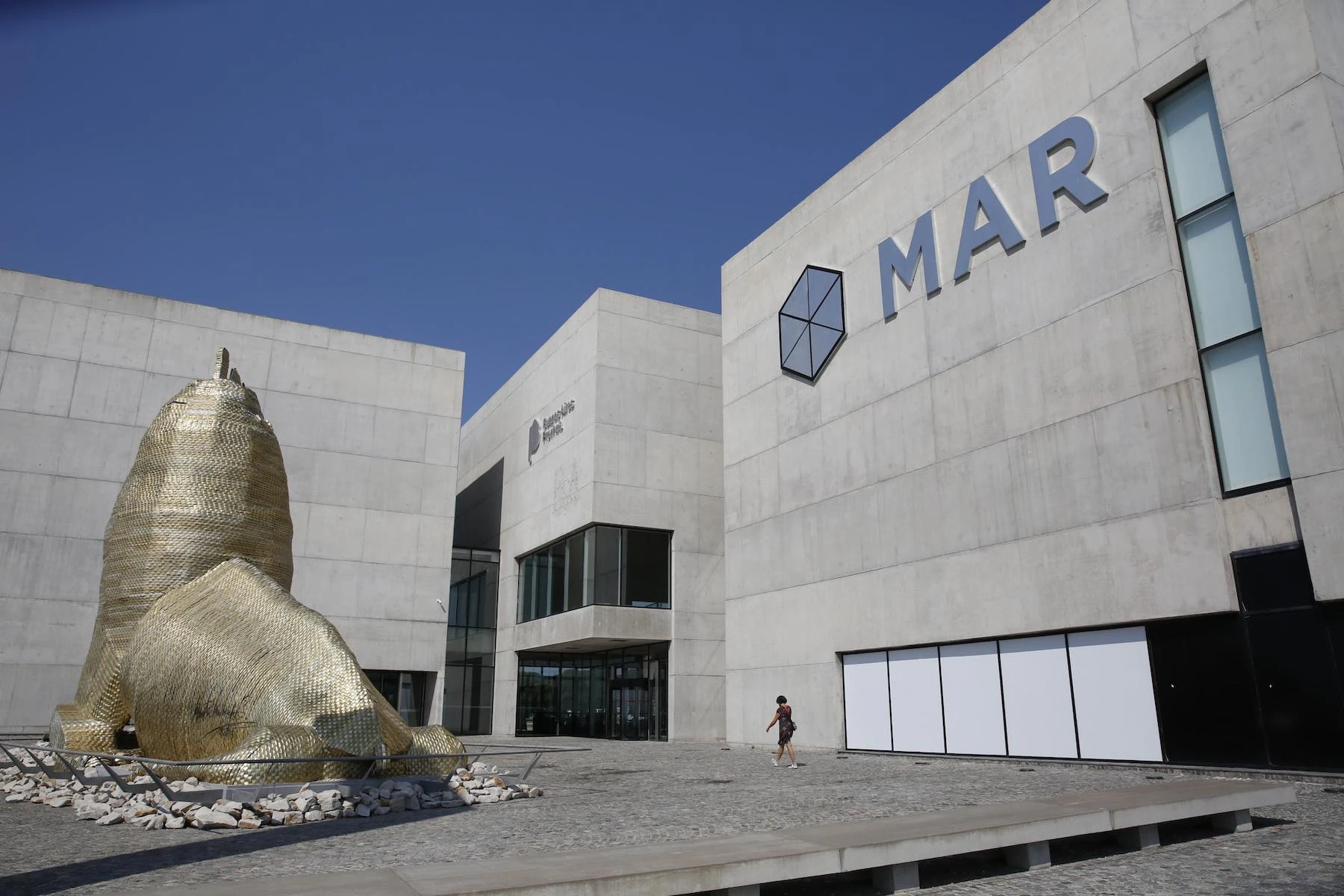 En el exterior del museo se luce una increíble escultura de Marta Minujín.