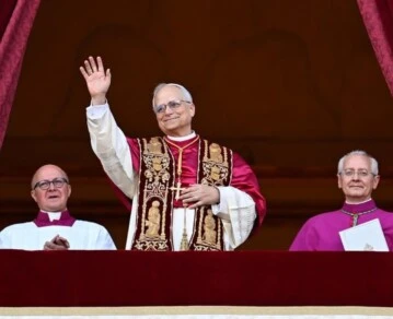 El nuevo Papa al salir en público por primera vez tras su elección.