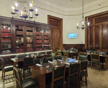 La historia del "café secreto" de Recoleta que se esconde en un palacio con una imponente obra de arte