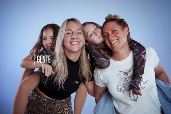 Pamela Visciarelli y Mariana Blanco, junto a sus hijas Juana y Eva, en la tapa de GENTE