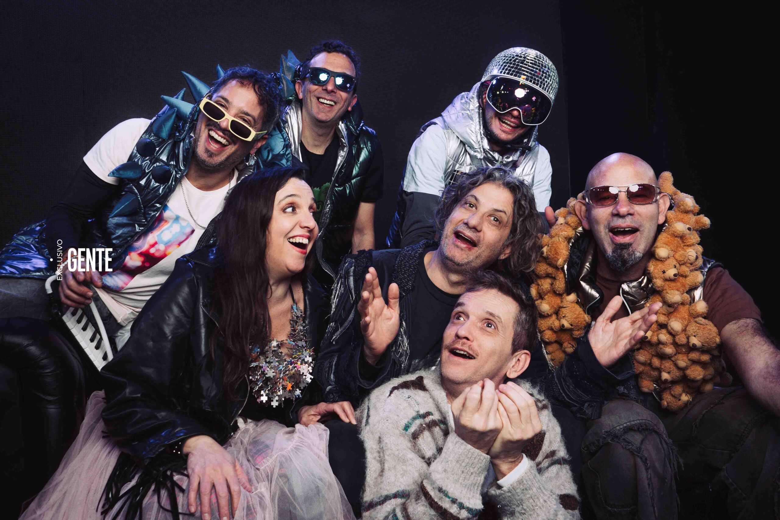 Elenco completo: el actor posa junto a "Los raviolis". 