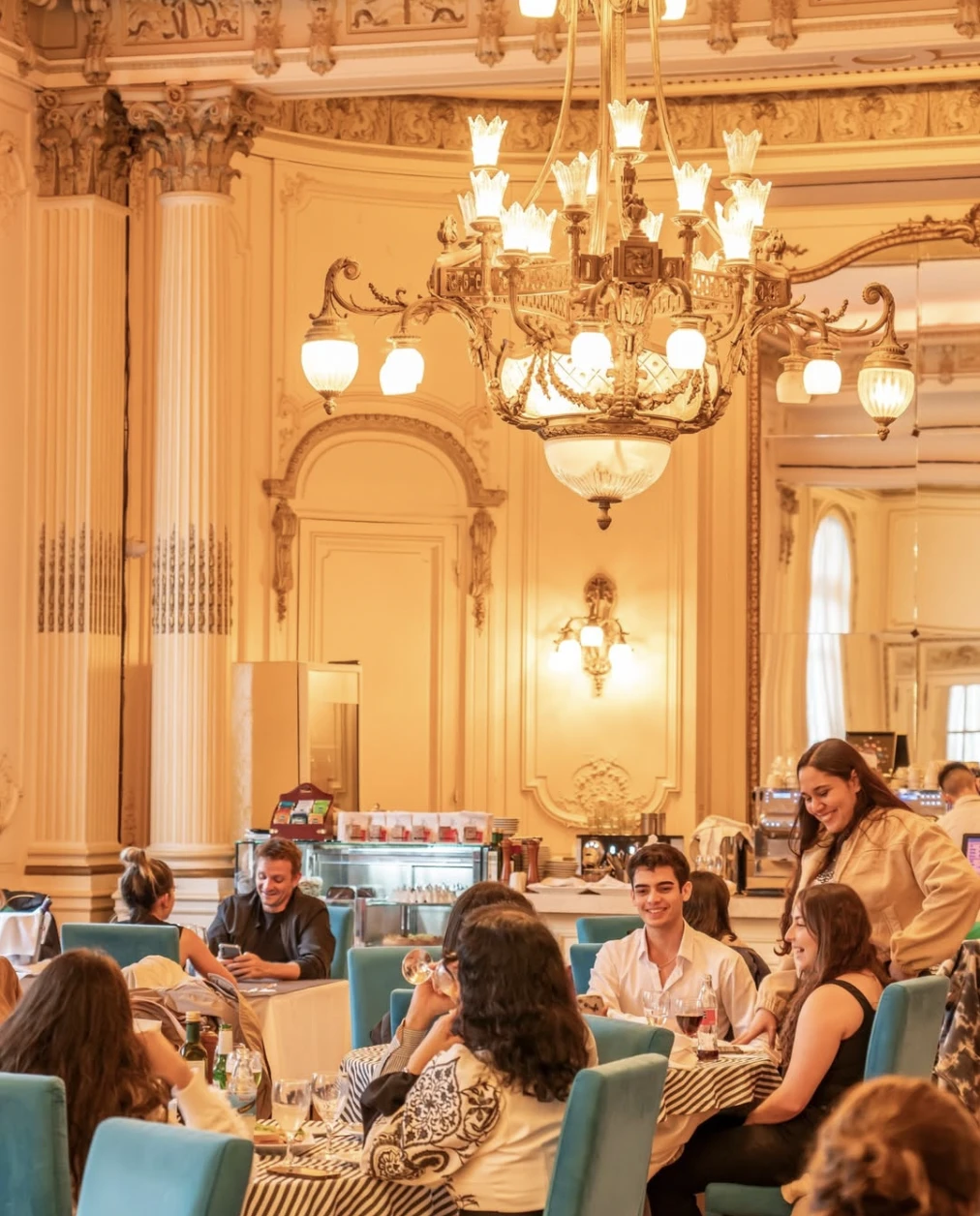 Se accede por Avenida Santa Fe 750 y el horario se extiende hasta la medianoche.