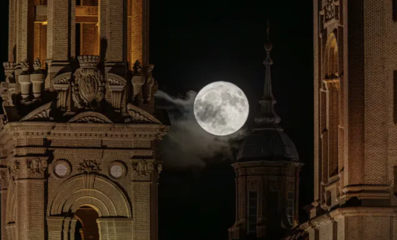 Una vista real de la Luna llena del ciervo en Zaragoza.