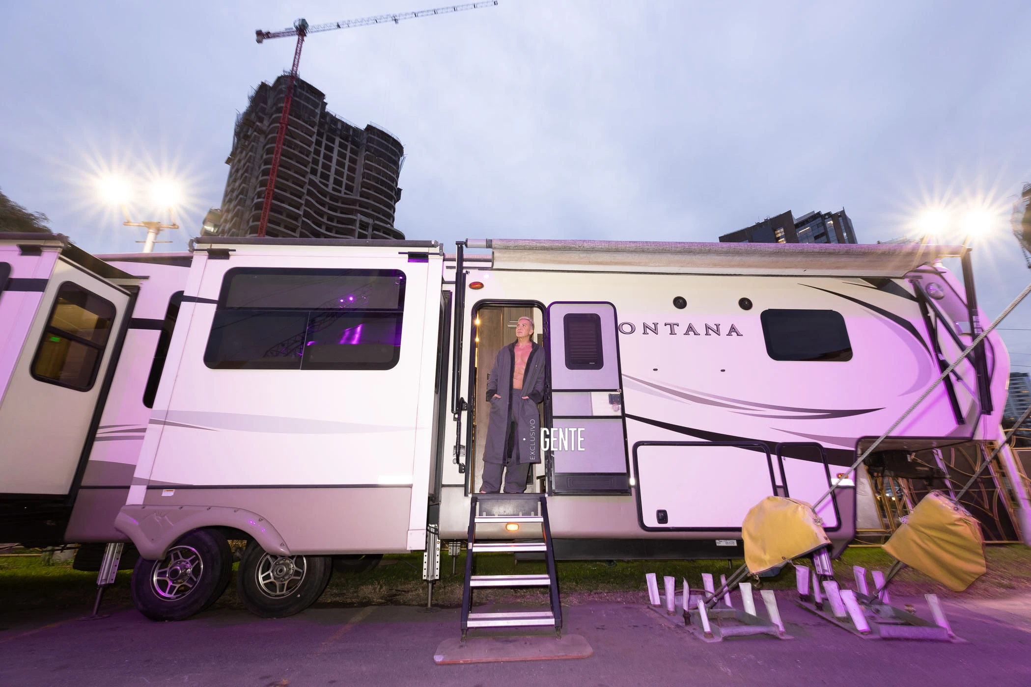 El motorhome de Flavio Mendoza estacionado en pleno Puerto Madero. 
