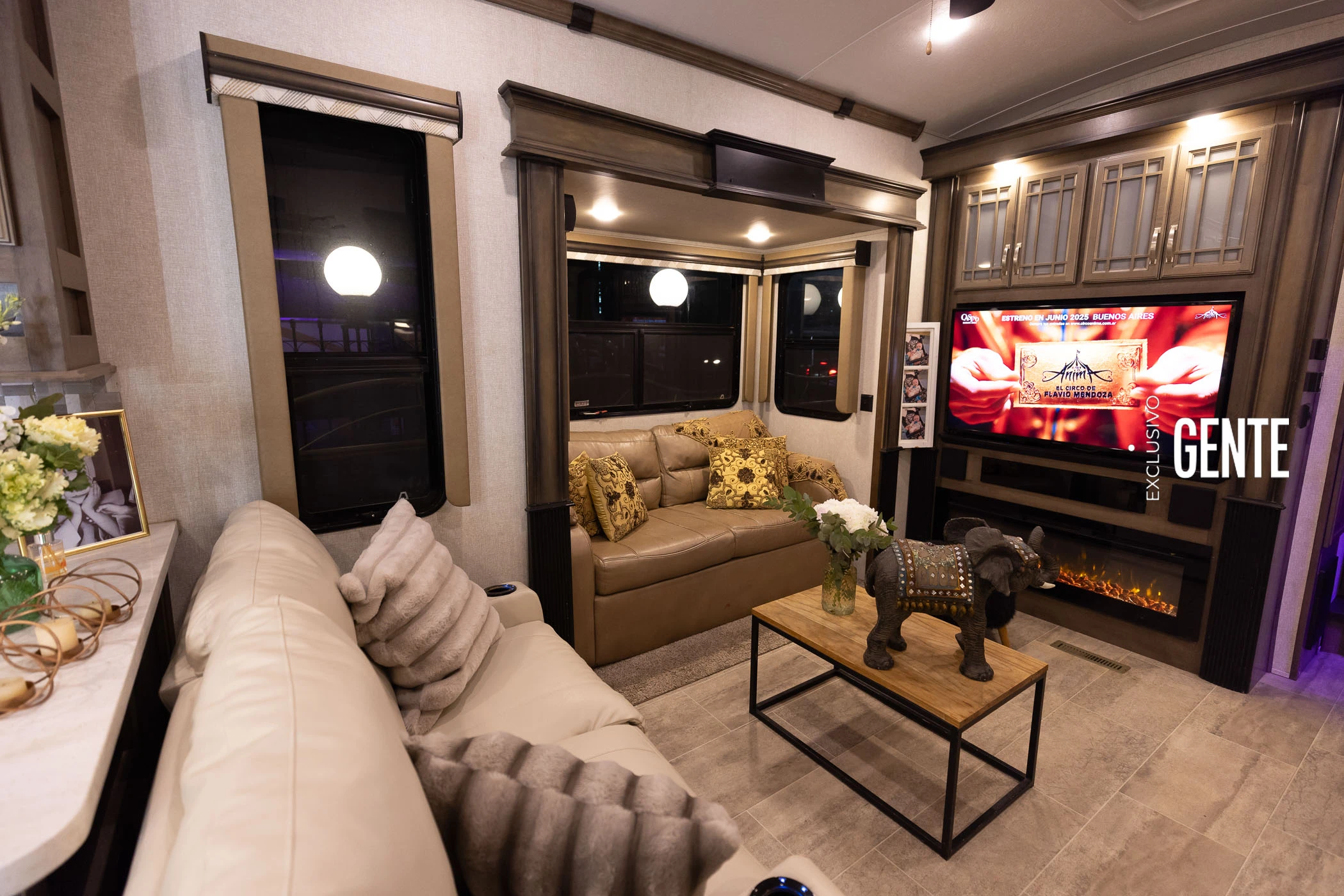 La zona del living, como el resto de los ambientes, tiene una amplia cantidad de ventanas que ortorgan una excepcional luminosidad. 