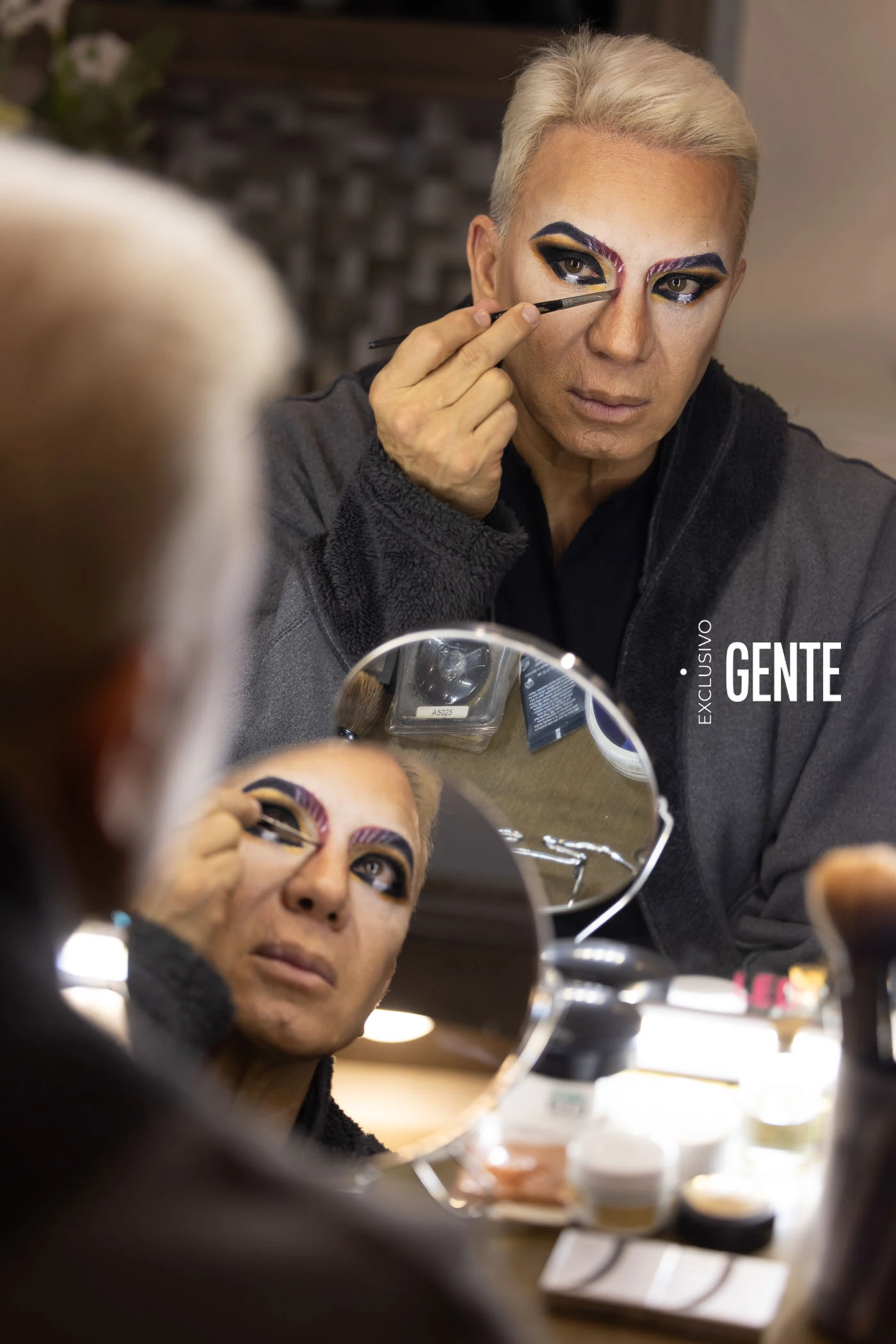 En la cocina, un mini camarín con espejo y todos los elemnetos de maquillaje necesarios. Allí se prepara antes de cada función. 