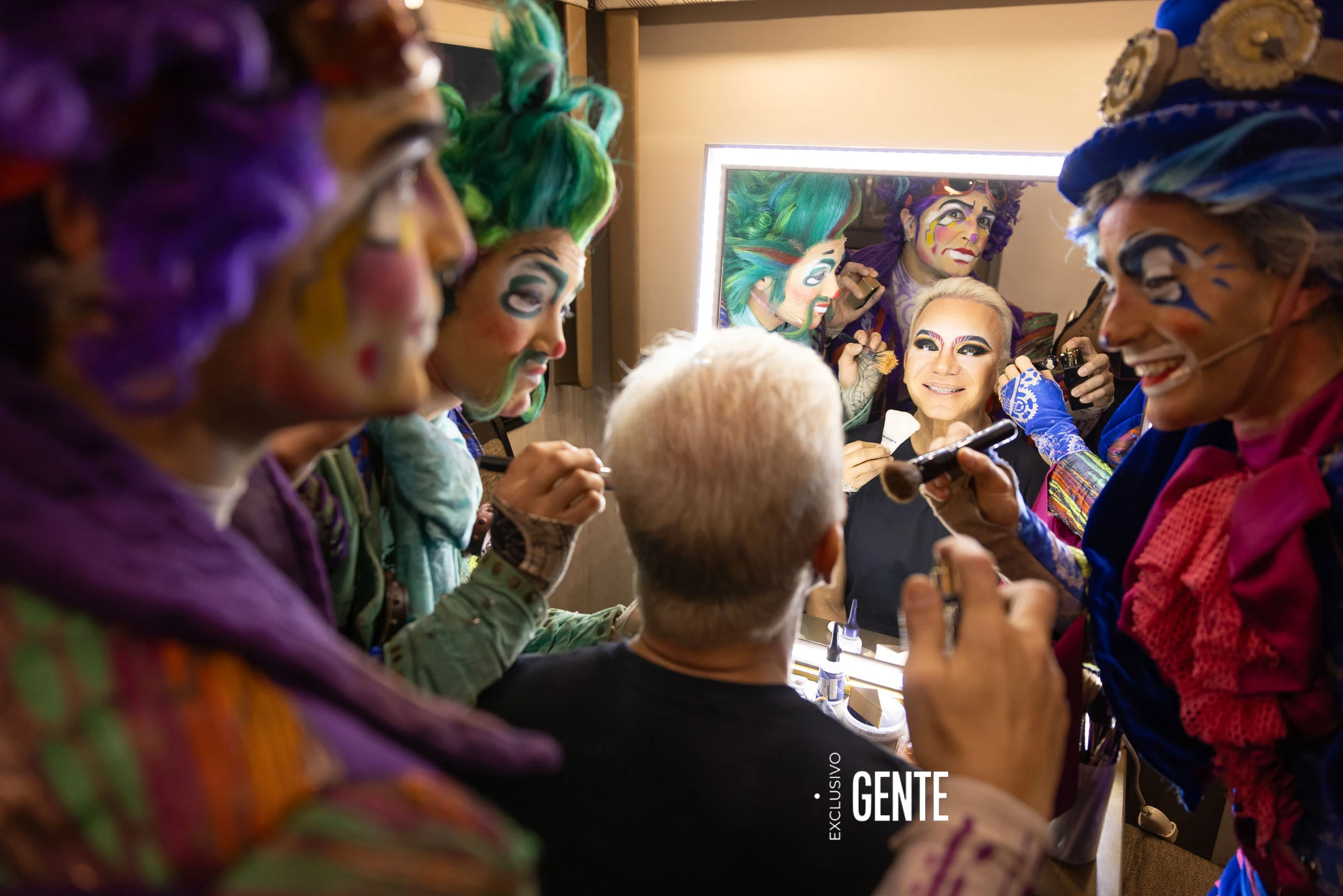 Flavio Mendoza mientras se maquilla antes de su show, con compañías muy especiales. 