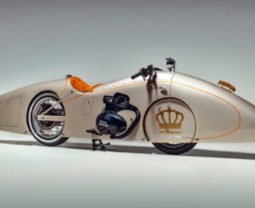 La moto imposible que guarda ginebra, un paraguas y un peine