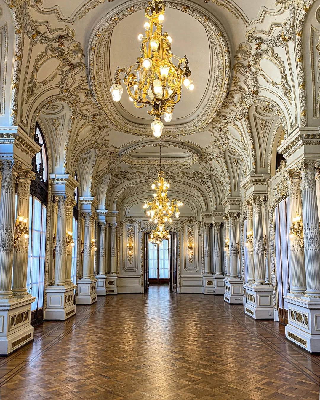 Así luce uno de los salones del Centro Naval.