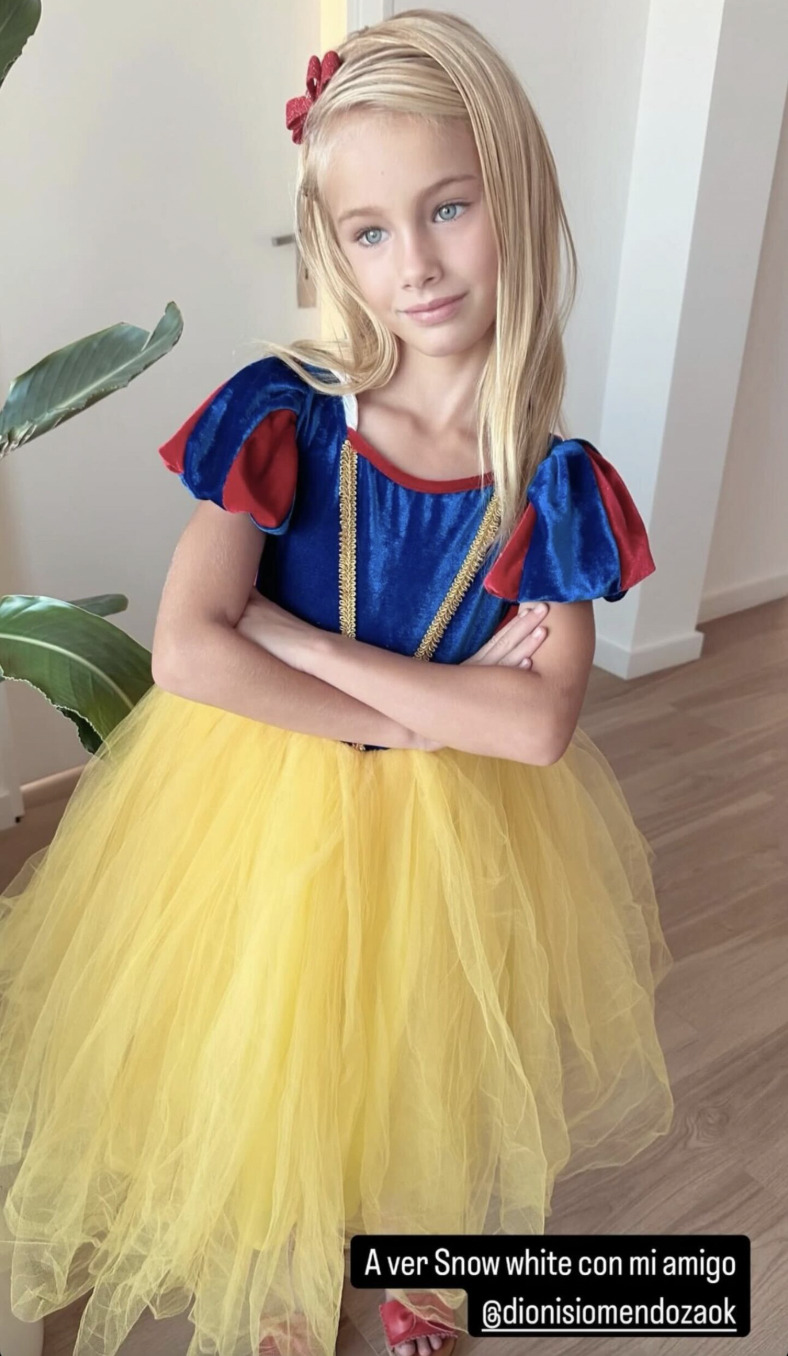 Asi fue vestida Matilda al evento de Blancanieves.