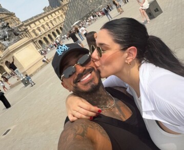 Las fotos de las románticas vacaciones de La Tora Villar y su novio en Europa: cena con vista a la torre Eiffel, looks cancheros y un motivo de celebración