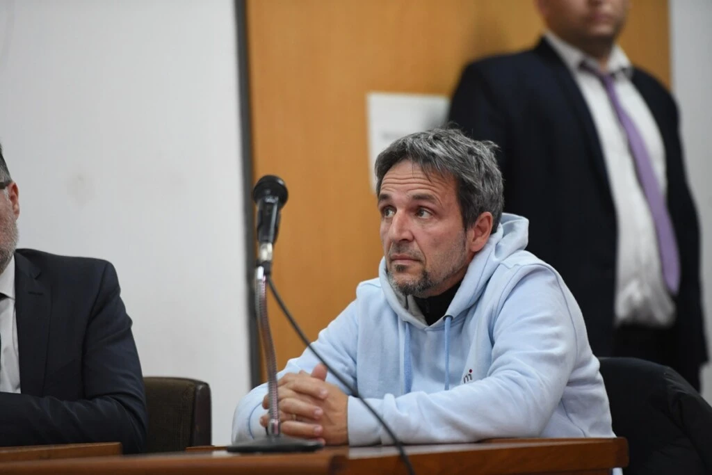 Claudio Contardi en la sala esperando la sentencia.