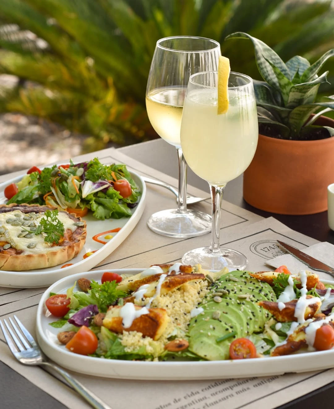 Platos frescos integran las propuestas saladas del café y bistró. 