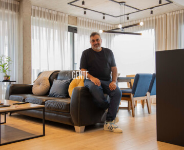 Roberto Moldavsky nos muestra su moderno y ecléctico departamento de Palermo: "En la decoración ayudó Micaela, mi novia"