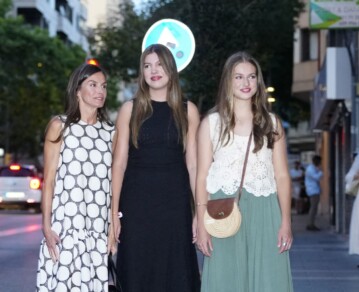 En fotos: así fue la noche de chicas de Letizia Ortiz con sus hijas las princesas Leonor y Sofía en Mallorca