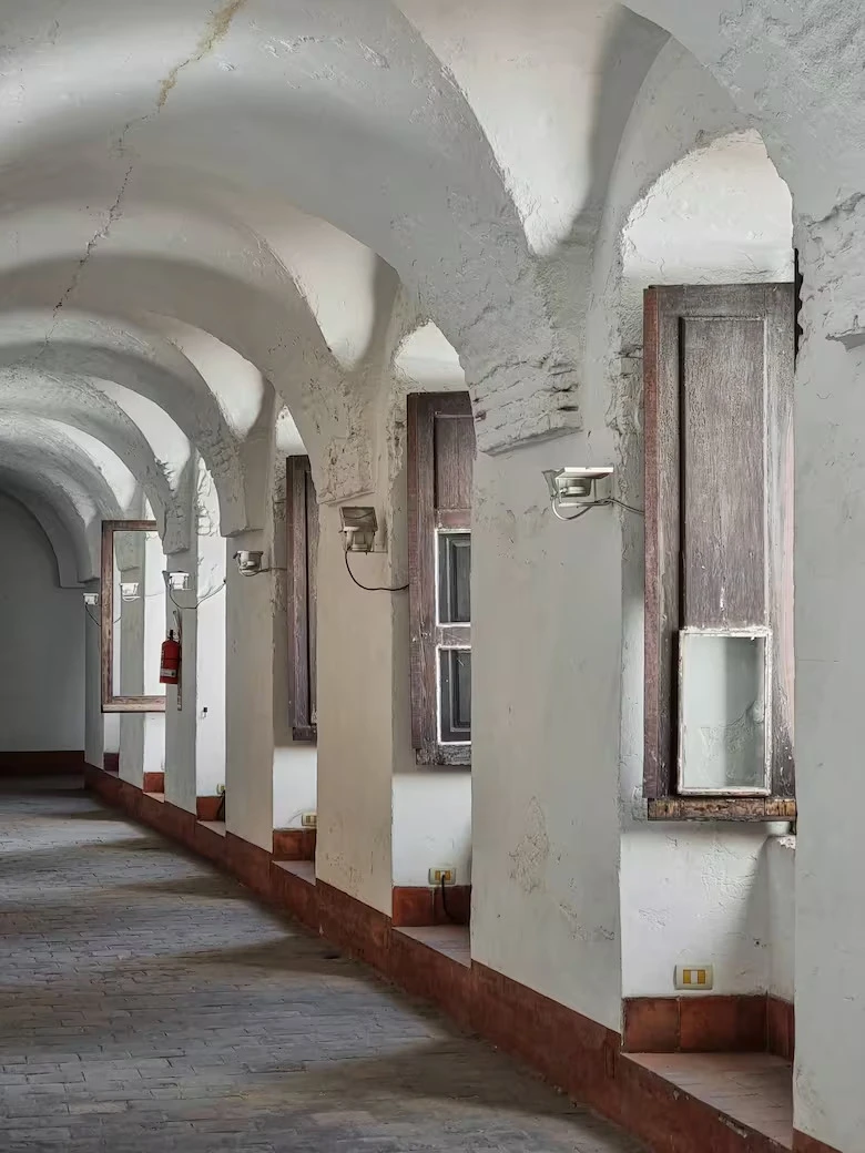 La galería abovedada de los claustros que rodea al jardín principal. 