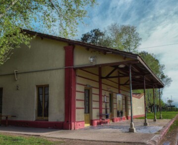 El pueblo bonaerense a dos horas de CABA que enamora con su historia, almacenes de campo y propuestas culturales