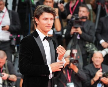 Quién es el joven príncipe que sorprendió en la alfombra roja del Festival de Venecia 2025