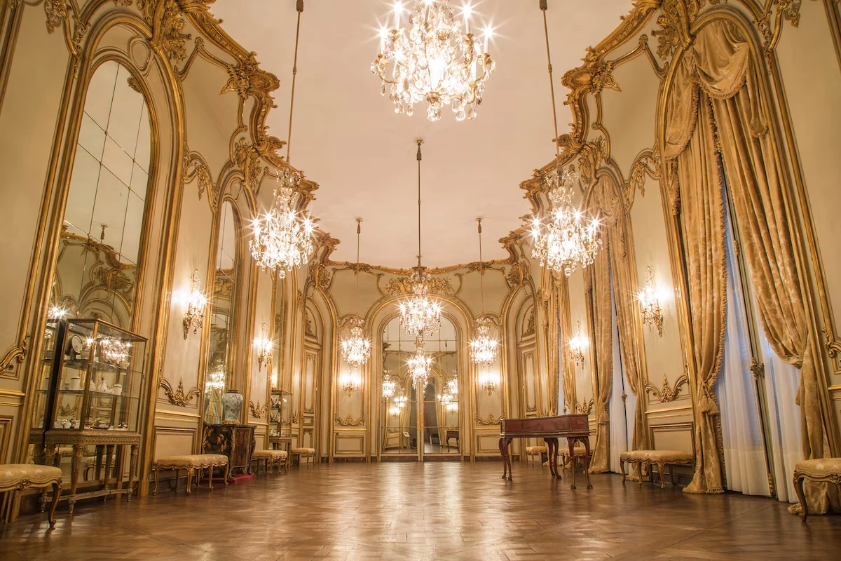 El salón de baile, una muestra de ostentación y lujo.