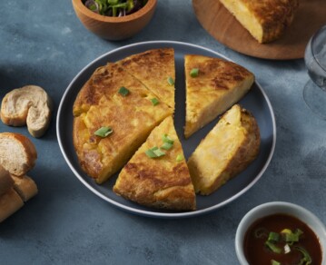 Así se prepara la tortilla de papas más saludable: una receta sin fritura que arrasa en las redes
