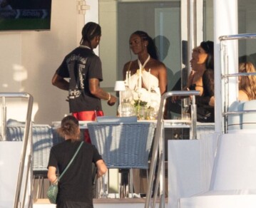 Rodeado de "jovencitas": las fotos de las vacaciones de soltero de Travis Scott en Saint-Tropez