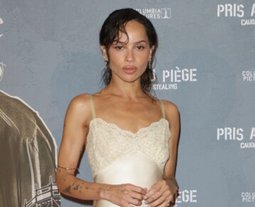 En fotos: las claves del minimalismo audaz de Zoë Kravitz y su complemento tendencia para este verano 2025-2026
