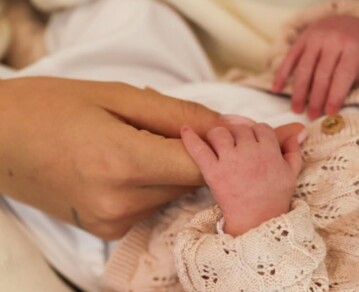 Alexis Mac Allister y Ailén Cova presentaron a su hija Alaia con emotivas fotos familiares: “El momento más lindo de nuestras vidas”