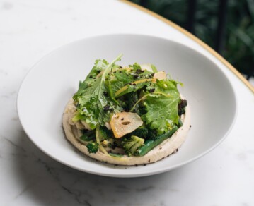 Cómo preparar el cremoso de garbanzos, brócoli y coliflor tostados, alcaparras y mizuna de Casa Cavia, uno de sus platos más emblemáticos