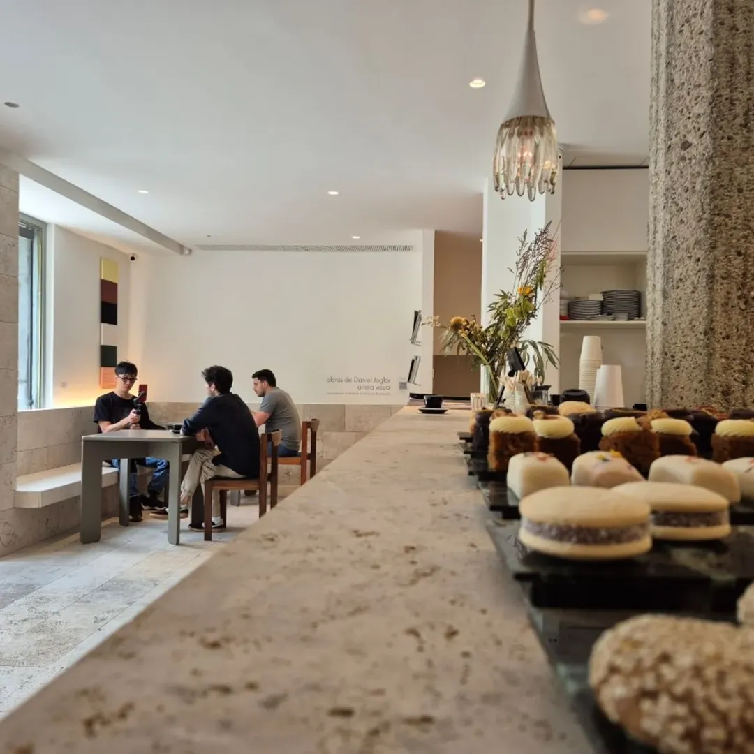 El salón principal de Cora, retratado por @cafecontado. 