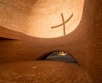 Sin luz y sin agua, la capilla argentina escondida en el campo que fue premiada como la mejor construcción religiosa del mundo