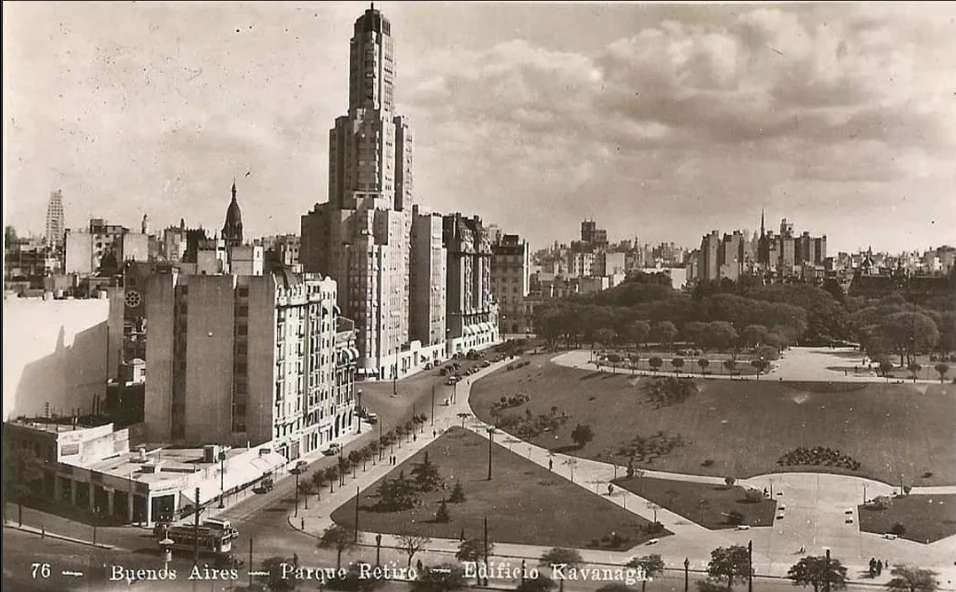 Foto de archivo de cómo lucía el edificio y sus adyacensias poco después de su inauguración. 