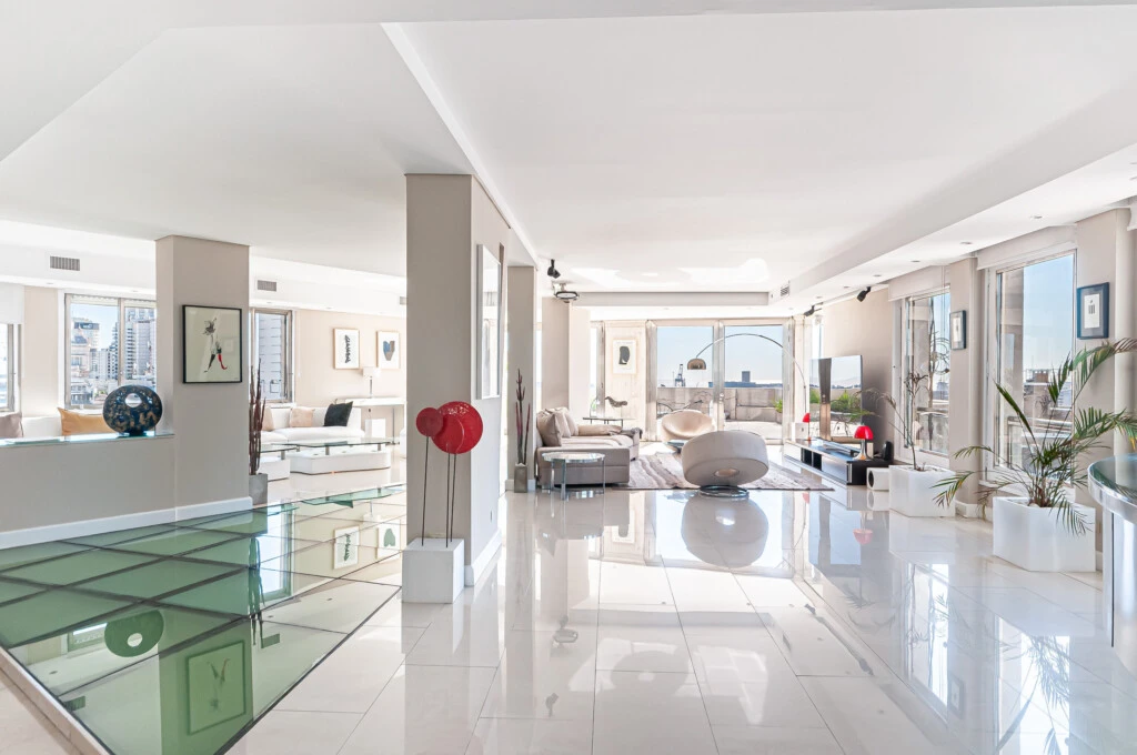 Un amplio ambiente luminoso combina diseño moderno, superficies vidriadas y detalles artísticos que realzan la elegancia del espacio.

La integración de luz natural, líneas puras y mobiliario contemporáneo crea una atmósfera sofisticada y relajada.