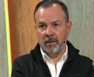 Brutal agresión a la camioneta del Gato Sylvestre en la puerta de Radio 10